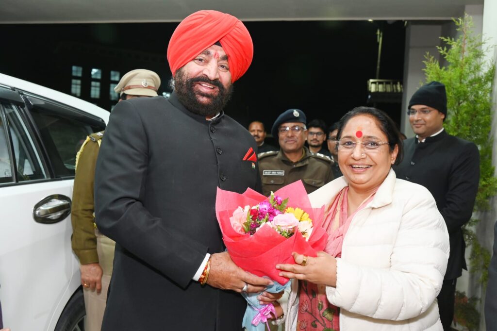 भराड़ीसैंण विधानसभा भवन में बजट सत्र के दौरान राज्यपाल का स्वागत करते विधानसभा अध्यक्ष