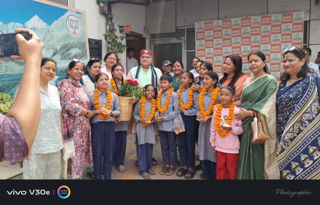 देहरादून भाजपा कार्यालय में फूलदेई पर्व phooldei festival celebration dehradun उत्तराखंड लोकपर्व फूलदेई