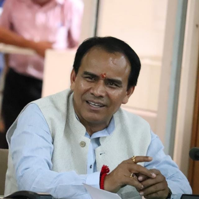 शिक्षकों के वार्षिक स्थानांतरण पर निर्देश देते शिक्षा मंत्री धन सिंह रावत