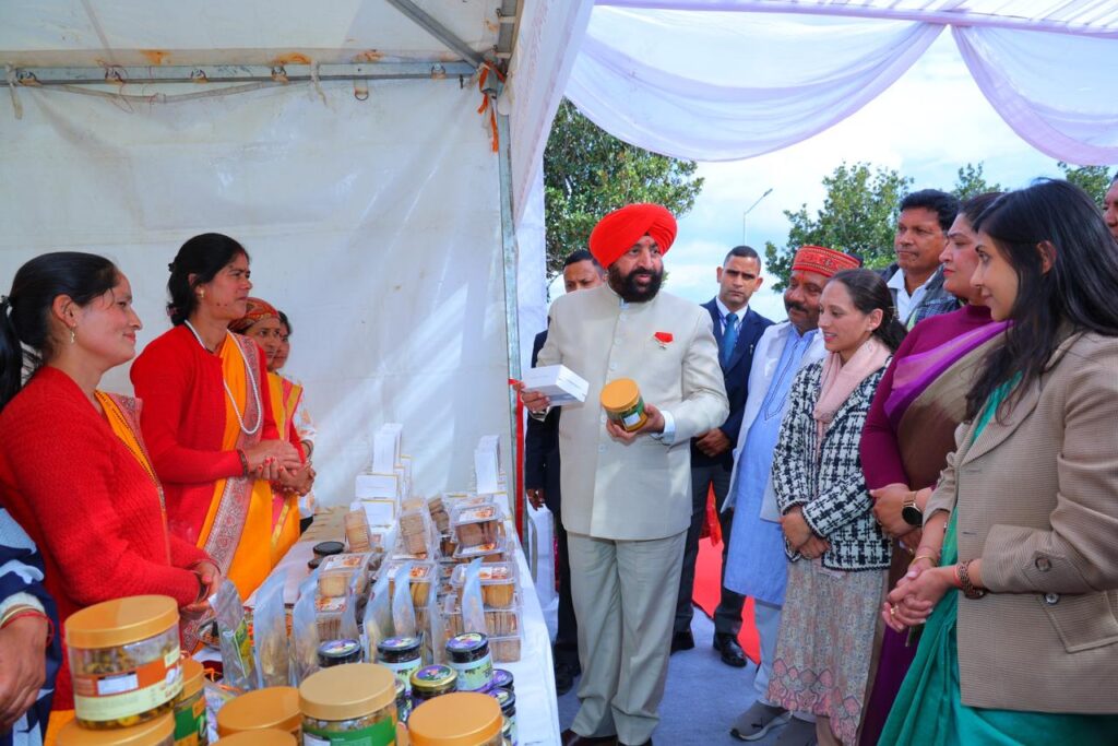 राज्यपाल का पौड़ी दौरा के दौरान स्वयं सहायता समूह की महिलाओं से संवाद करते हुए