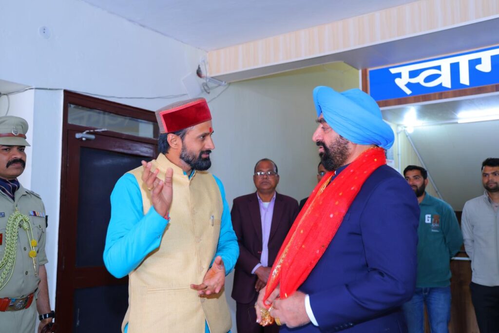 डॉ शिवचरण नौडियाल राज्यपाल गुरमीत सिंह से मुलाकात करते हुए